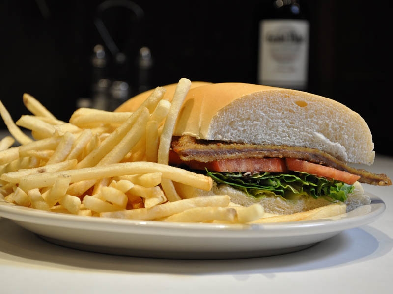 Featured image of post Sanguche De Milanesa Con Papas La conductora se atragant al comer una preparaci n que hizo christian sancho en el ciclo que la oblig a tener que ahora continuamos empez diciendo flor tentada de risa luego de probar la milanesa agridulce que hizo el modelo con donato de santis en